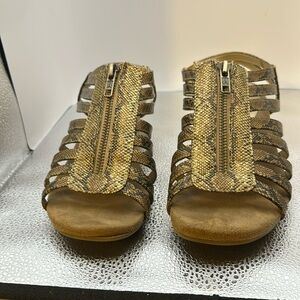 A two heel rest sandals. Adorable animal print print with a zipper on the front‌